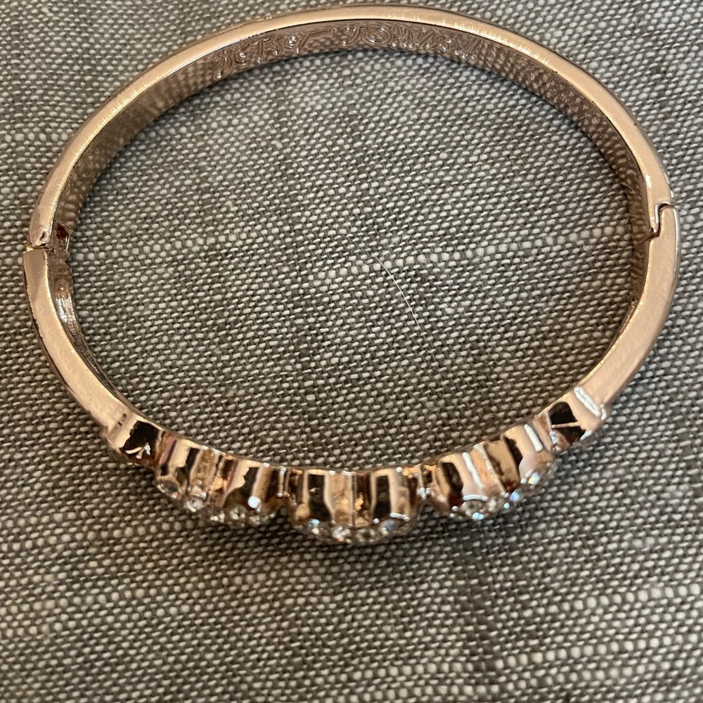 Betsey Johnson bracelet - Picture 4 of 9